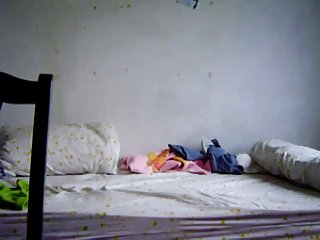 Отец просыпает двух своих дочерей, чтобы трахнуть их в постели, не издавая шума
